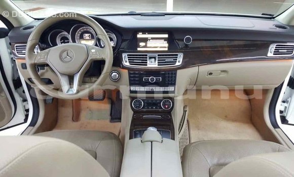 Buy Import Mercedes-Benz 190 (W201) White Car in Import - Dubai in Region of Bouenza Buy Import Mercedes-Benz 190 (W201) White Car in Import - Dubai in Region of Bouenza