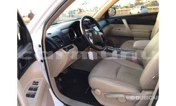 Buy Import Toyota Highlander White Car in Import - Dubai in Region of Bouenza Buy Import Toyota Highlander White Car in Import - Dubai in Region of Bouenza