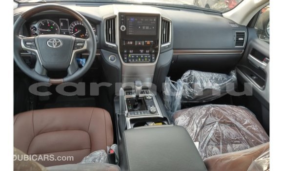 Buy Import Toyota Land Cruiser White Car in Import - Dubai in Region of Bouenza Buy Import Toyota Land Cruiser White Car in Import - Dubai in Region of Bouenza