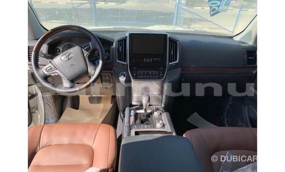 Buy Import Toyota Land Cruiser White Car in Import - Dubai in Region of Bouenza Buy Import Toyota Land Cruiser White Car in Import - Dubai in Region of Bouenza