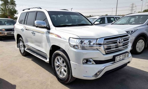 Acheter Import Voiture Toyota Land Cruiser Blanc à Import - Dubai, Région de la Bouenza Acheter Import Voiture Toyota Land Cruiser Blanc à Import - Dubai, Région de la Bouenza