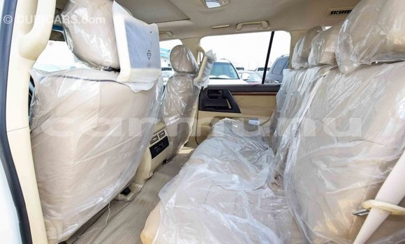 Acheter Import Voiture Toyota Land Cruiser Blanc à Import - Dubai, Région de la Bouenza Acheter Import Voiture Toyota Land Cruiser Blanc à Import - Dubai, Région de la Bouenza