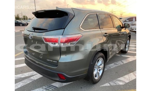 Buy Import Toyota Highlander Green Car in Import - Dubai in Region of Bouenza Buy Import Toyota Highlander Green Car in Import - Dubai in Region of Bouenza