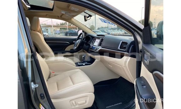 Buy Import Toyota Highlander Green Car in Import - Dubai in Region of Bouenza Buy Import Toyota Highlander Green Car in Import - Dubai in Region of Bouenza