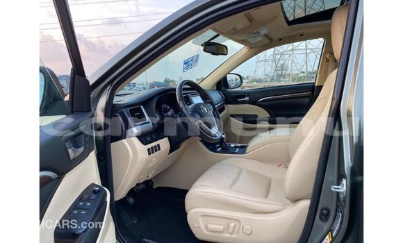 Buy Import Toyota Highlander Green Car in Import - Dubai in Region of Bouenza Buy Import Toyota Highlander Green Car in Import - Dubai in Region of Bouenza