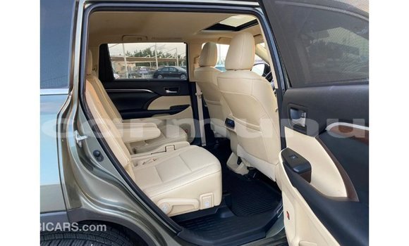Buy Import Toyota Highlander Green Car in Import - Dubai in Region of Bouenza Buy Import Toyota Highlander Green Car in Import - Dubai in Region of Bouenza