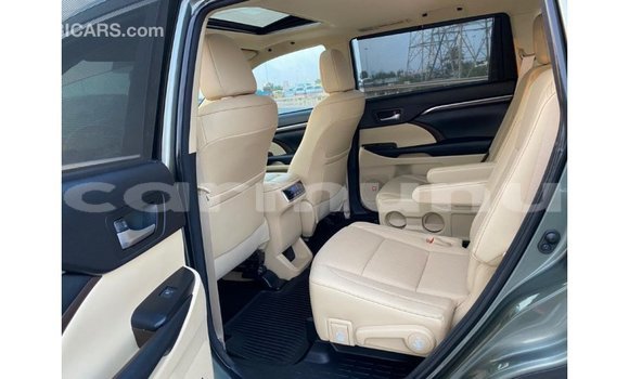 Buy Import Toyota Highlander Green Car in Import - Dubai in Region of Bouenza Buy Import Toyota Highlander Green Car in Import - Dubai in Region of Bouenza