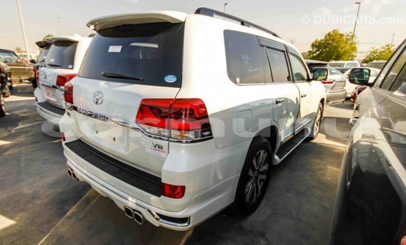 Acheter Import Voiture Toyota Land Cruiser Blanc à Import - Dubai, Région de la Bouenza Acheter Import Voiture Toyota Land Cruiser Blanc à Import - Dubai, Région de la Bouenza