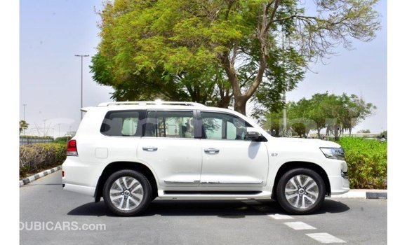 Buy Import Toyota Land Cruiser White Car in Import - Dubai in Region of Bouenza Buy Import Toyota Land Cruiser White Car in Import - Dubai in Region of Bouenza