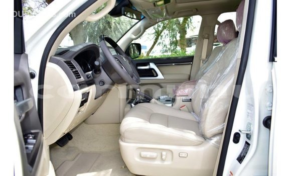 Buy Import Toyota Land Cruiser White Car in Import - Dubai in Region of Bouenza Buy Import Toyota Land Cruiser White Car in Import - Dubai in Region of Bouenza