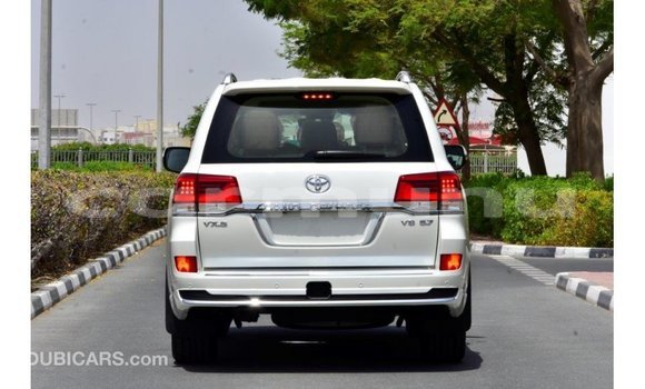 Buy Import Toyota Land Cruiser White Car in Import - Dubai in Region of Bouenza Buy Import Toyota Land Cruiser White Car in Import - Dubai in Region of Bouenza