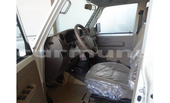 Acheter Import Voiture Toyota Land Cruiser Blanc à Import - Dubai, Région de la Bouenza Acheter Import Voiture Toyota Land Cruiser Blanc à Import - Dubai, Région de la Bouenza