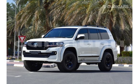 Buy Import Toyota Land Cruiser White Car in Import - Dubai in Region of Bouenza Buy Import Toyota Land Cruiser White Car in Import - Dubai in Region of Bouenza
