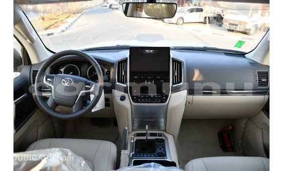 Buy Import Toyota Land Cruiser White Car in Import - Dubai in Region of Bouenza Buy Import Toyota Land Cruiser White Car in Import - Dubai in Region of Bouenza