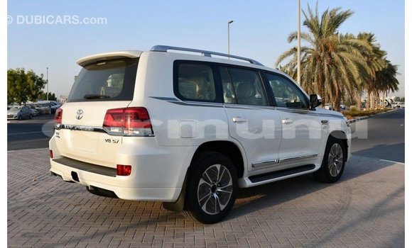 Buy Import Toyota Land Cruiser White Car in Import - Dubai in Region of Bouenza Buy Import Toyota Land Cruiser White Car in Import - Dubai in Region of Bouenza