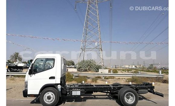 Acheter Import Voiture Mitsubishi Carisma Blanc à Import - Dubai, Région de la Bouenza Acheter Import Voiture Mitsubishi Carisma Blanc à Import - Dubai, Région de la Bouenza