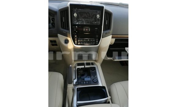 Buy Import Toyota Land Cruiser White Car in Import - Dubai in Region of Bouenza Buy Import Toyota Land Cruiser White Car in Import - Dubai in Region of Bouenza