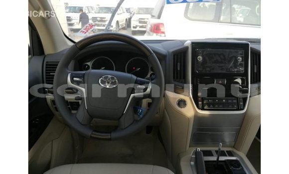 Buy Import Toyota Land Cruiser White Car in Import - Dubai in Region of Bouenza Buy Import Toyota Land Cruiser White Car in Import - Dubai in Region of Bouenza