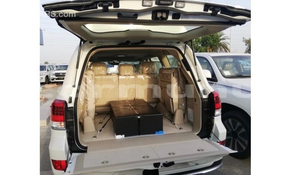 Buy Import Toyota Land Cruiser White Car in Import - Dubai in Region of Bouenza Buy Import Toyota Land Cruiser White Car in Import - Dubai in Region of Bouenza
