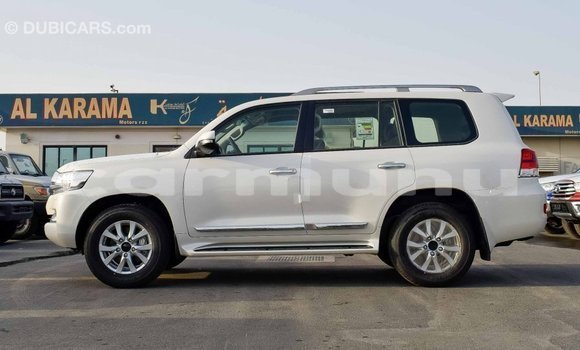 Acheter Import Voiture Toyota Land Cruiser Blanc à Import - Dubai, Région de la Bouenza Acheter Import Voiture Toyota Land Cruiser Blanc à Import - Dubai, Région de la Bouenza