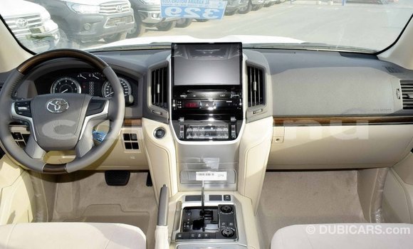 Acheter Import Voiture Toyota Land Cruiser Blanc à Import - Dubai, Région de la Bouenza Acheter Import Voiture Toyota Land Cruiser Blanc à Import - Dubai, Région de la Bouenza