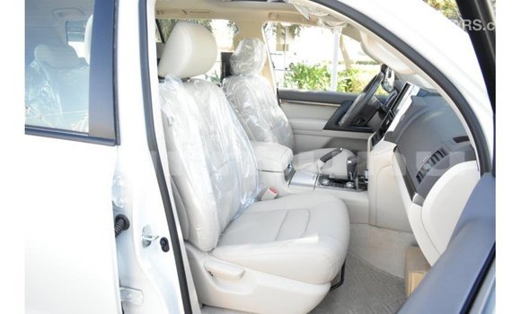 Buy Import Toyota Land Cruiser White Car in Import - Dubai in Region of Bouenza Buy Import Toyota Land Cruiser White Car in Import - Dubai in Region of Bouenza