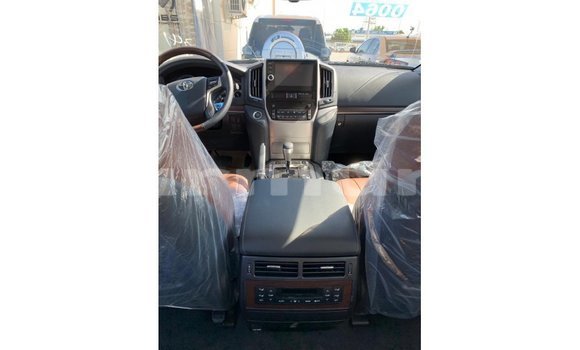 Acheter Import Voiture Toyota Land Cruiser Blanc à Import - Dubai, Région de la Bouenza Acheter Import Voiture Toyota Land Cruiser Blanc à Import - Dubai, Région de la Bouenza