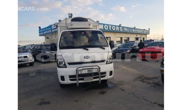 Acheter Import Voiture Kia Carens Blanc à Import - Dubai, Région de la Bouenza Acheter Import Voiture Kia Carens Blanc à Import - Dubai, Région de la Bouenza