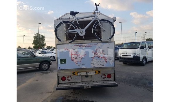 Acheter Import Voiture Kia Carens Blanc à Import - Dubai, Région de la Bouenza Acheter Import Voiture Kia Carens Blanc à Import - Dubai, Région de la Bouenza