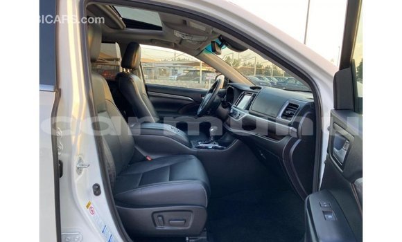 Buy Import Toyota Highlander White Car in Import - Dubai in Region of Bouenza Buy Import Toyota Highlander White Car in Import - Dubai in Region of Bouenza