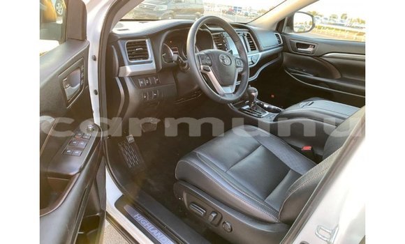 Buy Import Toyota Highlander White Car in Import - Dubai in Region of Bouenza Buy Import Toyota Highlander White Car in Import - Dubai in Region of Bouenza