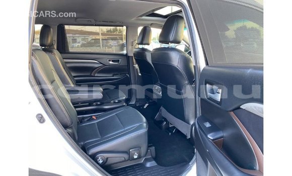 Buy Import Toyota Highlander White Car in Import - Dubai in Region of Bouenza Buy Import Toyota Highlander White Car in Import - Dubai in Region of Bouenza