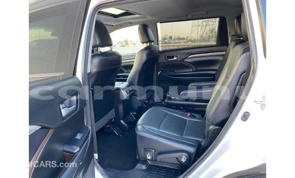Buy Import Toyota Highlander White Car in Import - Dubai in Region of Bouenza Buy Import Toyota Highlander White Car in Import - Dubai in Region of Bouenza