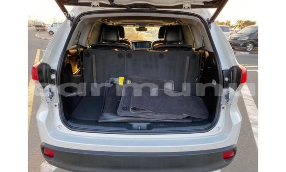 Buy Import Toyota Highlander White Car in Import - Dubai in Region of Bouenza Buy Import Toyota Highlander White Car in Import - Dubai in Region of Bouenza