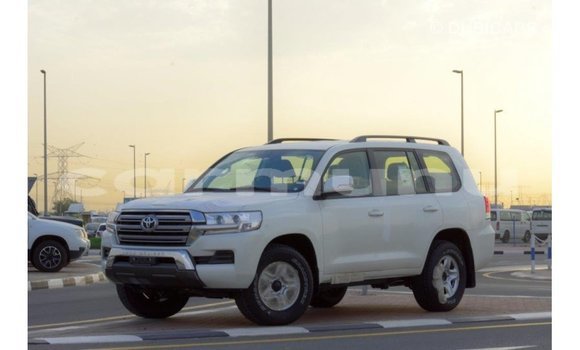 Buy Import Toyota Land Cruiser White Car in Import - Dubai in Region of Bouenza Buy Import Toyota Land Cruiser White Car in Import - Dubai in Region of Bouenza