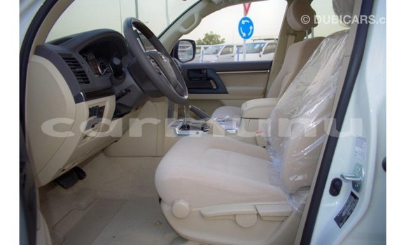 Buy Import Toyota Land Cruiser White Car in Import - Dubai in Region of Bouenza Buy Import Toyota Land Cruiser White Car in Import - Dubai in Region of Bouenza