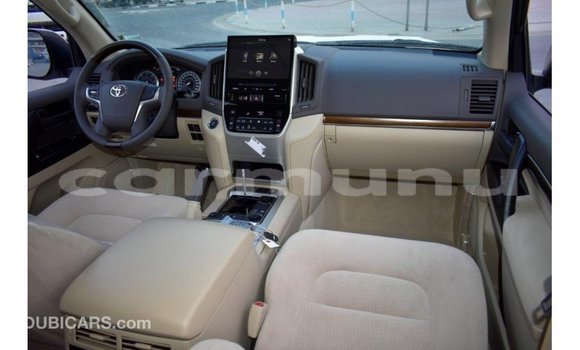 Buy Import Toyota Land Cruiser White Car in Import - Dubai in Region of Bouenza Buy Import Toyota Land Cruiser White Car in Import - Dubai in Region of Bouenza