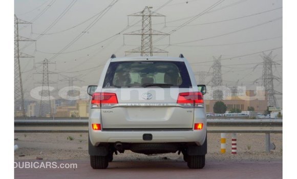 Buy Import Toyota Land Cruiser White Car in Import - Dubai in Region of Bouenza Buy Import Toyota Land Cruiser White Car in Import - Dubai in Region of Bouenza