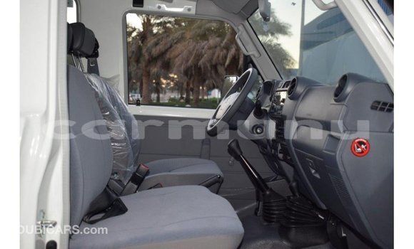 Buy Import Toyota Land Cruiser White Car in Import - Dubai in Region of Bouenza Buy Import Toyota Land Cruiser White Car in Import - Dubai in Region of Bouenza