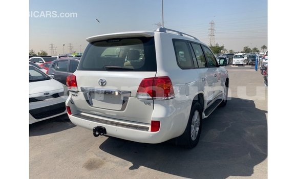 Buy Import Toyota Land Cruiser White Car in Import - Dubai in Region of Bouenza Buy Import Toyota Land Cruiser White Car in Import - Dubai in Region of Bouenza