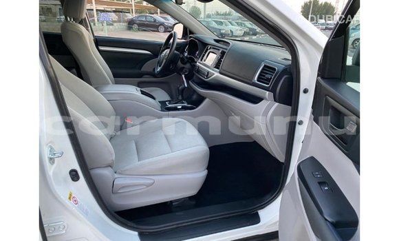 Buy Import Toyota Highlander White Car in Import - Dubai in Region of Bouenza Buy Import Toyota Highlander White Car in Import - Dubai in Region of Bouenza
