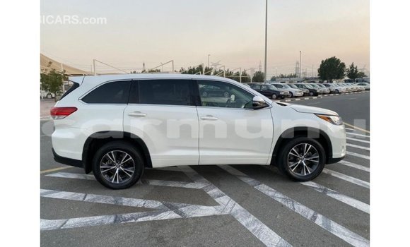 Buy Import Toyota Highlander White Car in Import - Dubai in Region of Bouenza Buy Import Toyota Highlander White Car in Import - Dubai in Region of Bouenza