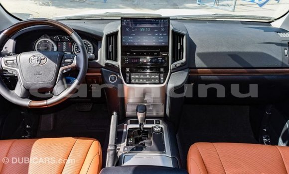 Buy Import Toyota Land Cruiser White Car in Import - Dubai in Region of Bouenza Buy Import Toyota Land Cruiser White Car in Import - Dubai in Region of Bouenza