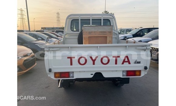 Buy Import Toyota Land Cruiser White Car in Import - Dubai in Region of Bouenza Buy Import Toyota Land Cruiser White Car in Import - Dubai in Region of Bouenza