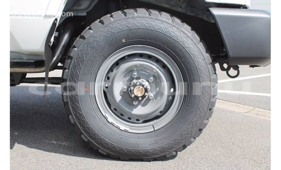 Buy Import Toyota Land Cruiser White Car in Import - Dubai in Region of Bouenza Buy Import Toyota Land Cruiser White Car in Import - Dubai in Region of Bouenza