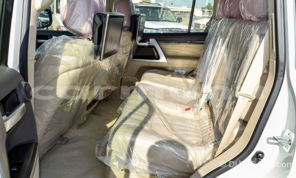 Buy Import Toyota Land Cruiser White Car in Import - Dubai in Region of Bouenza Buy Import Toyota Land Cruiser White Car in Import - Dubai in Region of Bouenza