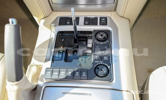 Buy Import Toyota Land Cruiser White Car in Import - Dubai in Region of Bouenza Buy Import Toyota Land Cruiser White Car in Import - Dubai in Region of Bouenza
