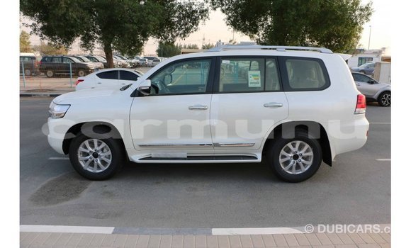 Buy Import Toyota Land Cruiser White Car in Import - Dubai in Region of Bouenza Buy Import Toyota Land Cruiser White Car in Import - Dubai in Region of Bouenza