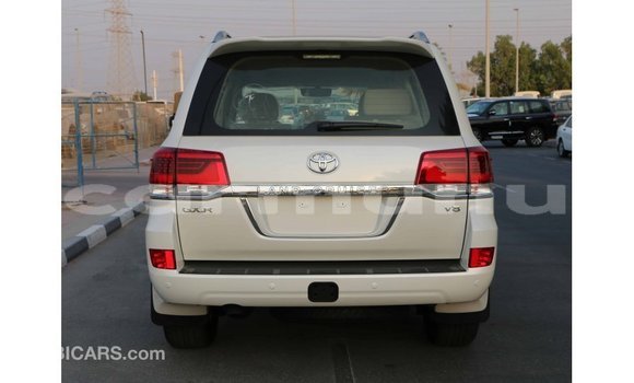 Buy Import Toyota Land Cruiser White Car in Import - Dubai in Region of Bouenza Buy Import Toyota Land Cruiser White Car in Import - Dubai in Region of Bouenza