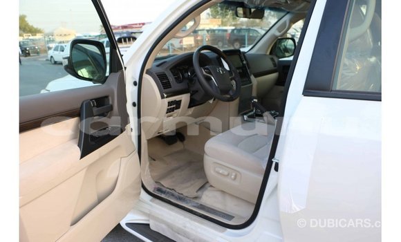 Buy Import Toyota Land Cruiser White Car in Import - Dubai in Region of Bouenza Buy Import Toyota Land Cruiser White Car in Import - Dubai in Region of Bouenza